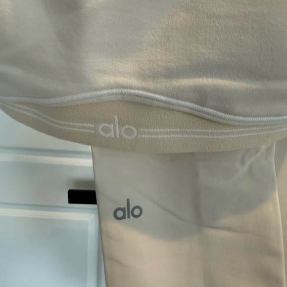 ALO Yoga Women's Heart throb oatmilk and white Sports Bra and leggings Set - Picture 9 of 9